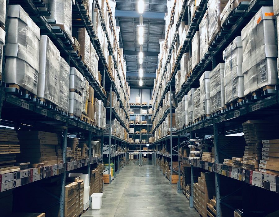 Yüksek raflı, koliler dolu bir depo koridoru