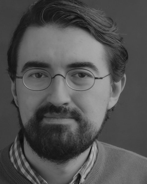 Deniz Aksoy'un siyah beyaz portresi